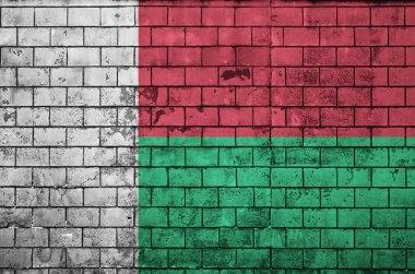 Madagaskar bayrağı eski bir tuğla duvara boyalı