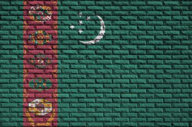 Türkmenistan bayrağı eski bir tuğla duvara boyalı