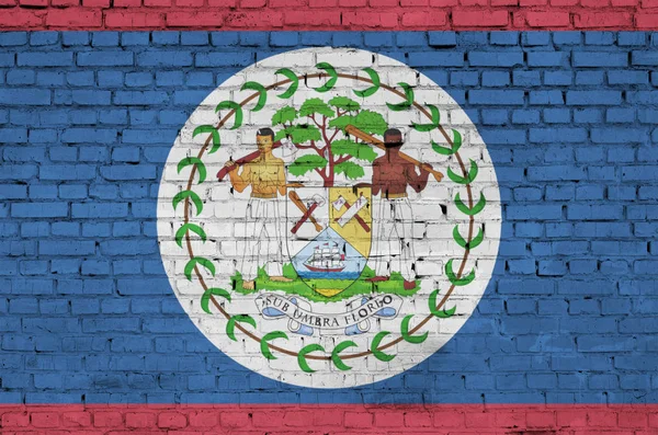 伯利兹国旗被涂在旧砖墙上 — 图库照片