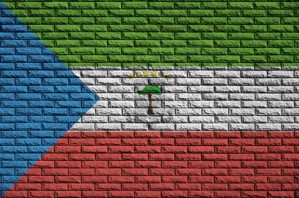 赤道ギニアの国旗は 古いレンガの壁に描かれています — ストック写真