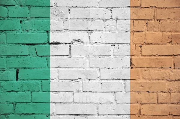 アイルランドの旗は古いレンガの壁に描かれています — ストック写真