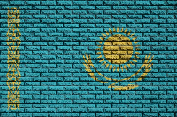カザフスタンの旗は古いレンガの壁に描かれている — ストック写真