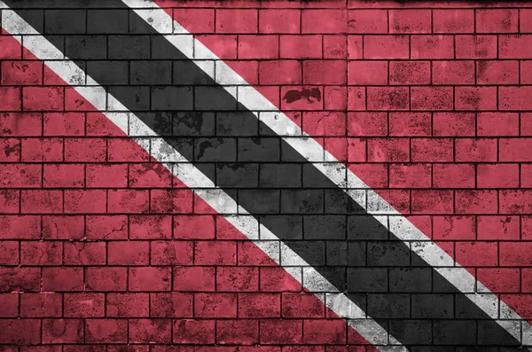 特立尼达和多巴哥国旗被涂在旧砖墙上 — 图库照片