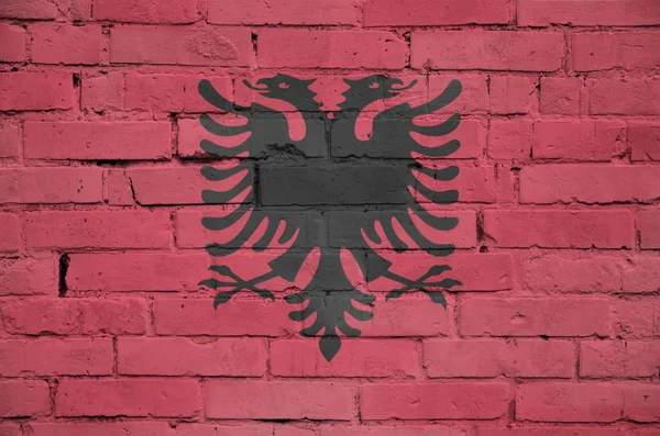 Albánská Vlajka Vymalována Starou Cihlovou Zeď — Stock fotografie