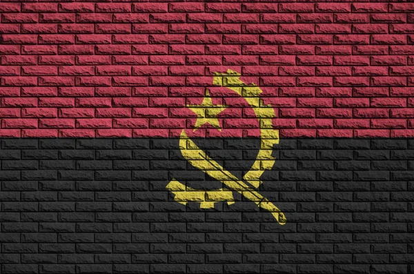 安哥拉国旗被涂在旧砖墙上 — 图库照片