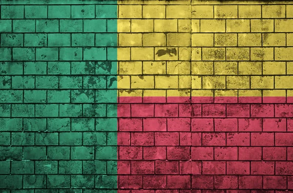 Bandera Benín Está Pintada Sobre Una Vieja Pared Ladrillo —  Fotos de Stock