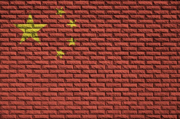 中国国旗涂在一面旧砖墙上 — 图库照片