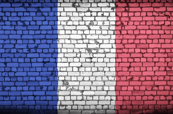 法国国旗涂在一面旧砖墙上 — 图库照片