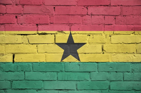 加纳国旗被涂在旧砖墙上 — 图库照片