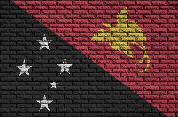 巴布亚新几内亚国旗被涂在旧砖墙上 — 图库照片