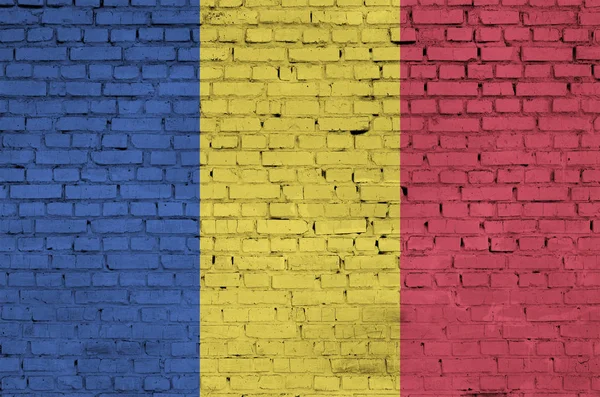 罗马尼亚国旗涂在一面旧砖墙上 — 图库照片
