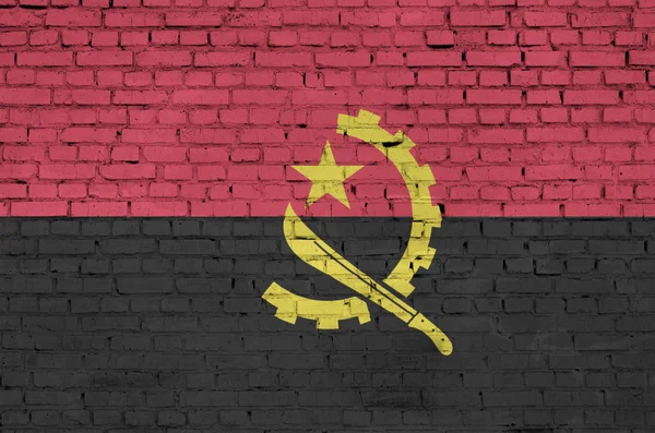Angolas Flagga Målade Gammal Tegelvägg — Stockfoto