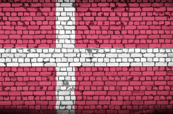 Danimarka bayrağı eski bir tuğla duvara boyanmış.