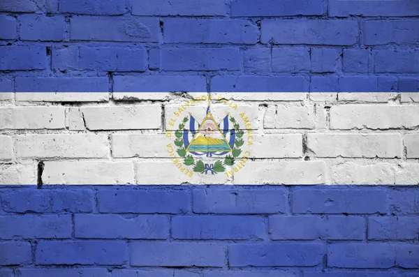 Salvador Bayrağı Eski Bir Tuğla Duvara Boyalı — Stok fotoğraf