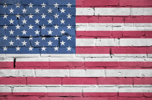 Amerika Birleşik Devletleri bayrağı eski bir tuğla duvara boyalı