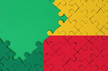 Benin bayrağı tamamlanmış bir jigsaw bulmaca ücretsiz yeşil kopya alanı sol tarafında ile tasvir edilir.