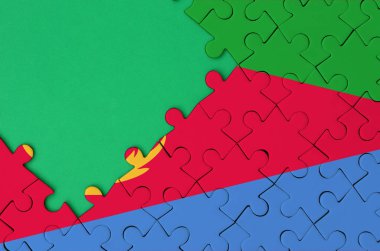 Eritre bayrağı tamamlanmış bir jigsaw bulmaca ücretsiz yeşil kopya alanı sol tarafında ile tasvir edilir.