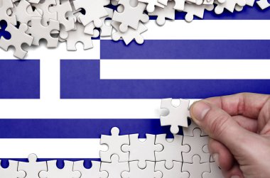 Yunanistan bayrağı üzerinde insan el kıvrımlar bir bulmaca beyaz renk bir tablo üzerinde tasvir.