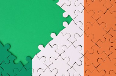 İrlanda bayrağı tamamlanmış bir jigsaw bulmaca ücretsiz yeşil kopya alanı sol tarafında ile tasvir edilir.