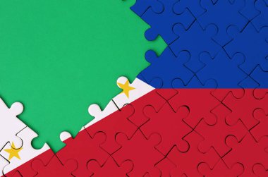 Filipinler bayrağı tamamlanmış bir jigsaw bulmaca ücretsiz yeşil kopya alanı sol tarafında ile tasvir edilir.