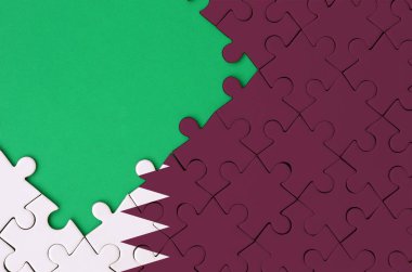 Katar bayrağı tamamlanmış bir jigsaw bulmaca ücretsiz yeşil kopya alanı sol tarafında ile tasvir edilir.