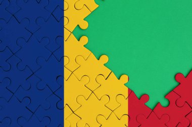 Romanya bayrağı tamamlanmış bir jigsaw bulmaca ücretsiz yeşil kopya alanı sağ tarafında ile tasvir edilir.