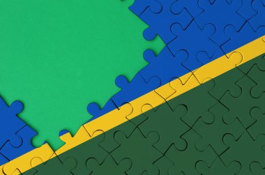 Solomon Adaları bayrağı tamamlanmış bir jigsaw bulmaca ücretsiz yeşil kopya alanı sol tarafında ile tasvir edilir.