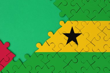 Sao Tome ve Principe bayrağı tamamlanmış bir jigsaw bulmaca ücretsiz yeşil kopya alanı sol tarafında ile tasvir edilir.