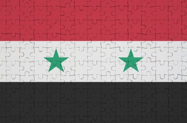 Suriye bayrağı katlanmış bir bulmaca tasvir