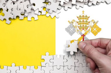 Vatikan şehir devleti bayrağı üzerinde insan el kıvrımlar bir bulmaca beyaz renk bir tablo üzerinde tasvir.