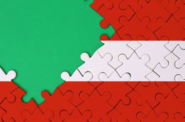 Avusturya bayrağı tamamlanmış bir jigsaw bulmaca ücretsiz yeşil kopya alanı sol tarafında ile tasvir edilir.