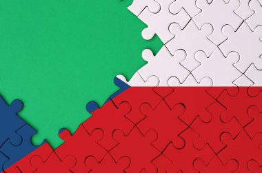Çek bayrağı tamamlanmış bir jigsaw bulmaca ücretsiz yeşil kopya alanı sol tarafında ile tasvir edilir.