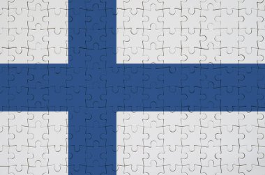 Finlandiya bayrağı katlanmış bir bulmaca tasvir