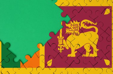 Sri Lanka bayrağı tamamlanmış bir jigsaw bulmaca ücretsiz yeşil kopya alanı sol tarafında ile tasvir edilir.