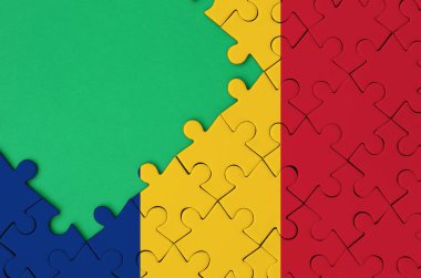 Romanya bayrağı tamamlanmış bir jigsaw bulmaca ücretsiz yeşil kopya alanı sol tarafında ile tasvir edilir.