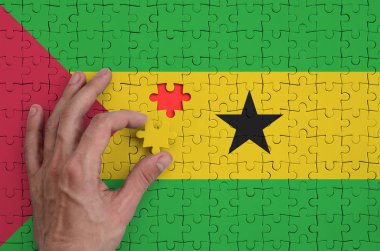 Sao Tome ve Principe bayrağı yukarı doğru elini tamamlar bir bulmaca, tasvir.