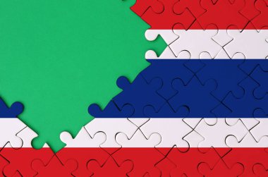 Tayland bayrağı tamamlanmış bir jigsaw bulmaca ücretsiz yeşil kopya alanı sol tarafında ile tasvir edilir.