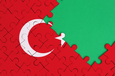 Türkiye bayrağı tamamlanmış bir jigsaw bulmaca ücretsiz yeşil kopya alanı sağ tarafında ile tasvir edilir.