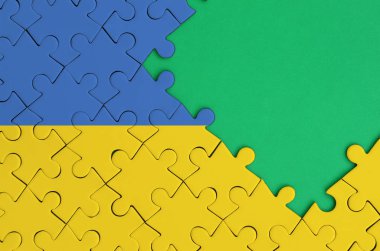 Ukrayna bayrağı tamamlanmış bir jigsaw bulmaca ücretsiz yeşil kopya alanı sağ tarafında ile tasvir edilir.