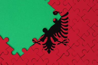  Arnavutluk bayrağı tamamlanmış bir jigsaw bulmaca ücretsiz yeşil kopya alanı sol tarafında ile tasvir edilir.