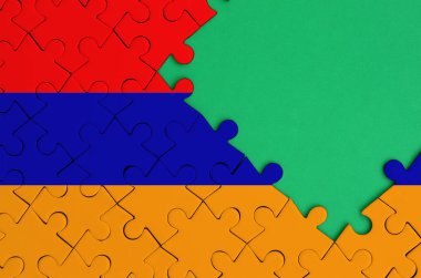 Ermenistan bayrağı tamamlanmış bir jigsaw bulmaca ücretsiz yeşil kopya alanı sağ tarafında ile tasvir edilir.