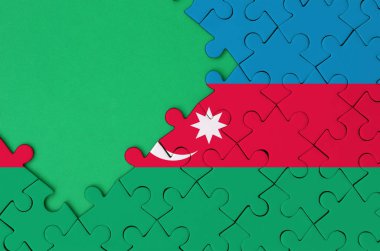 Azerbaycan bayrağı tamamlanmış bir jigsaw bulmaca ücretsiz yeşil kopya alanı sol tarafında ile tasvir edilir.
