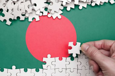 Bangladeş bayrağı üzerinde insan el kıvrımlar bir bulmaca beyaz renk bir tablo üzerinde tasvir.