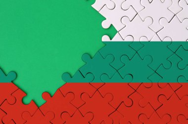 Bulgaristan bayrağı tamamlanmış bir jigsaw bulmaca ücretsiz yeşil kopya alanı sol tarafında ile tasvir edilir.