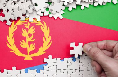 Eritre bayrağı üzerinde insan el kıvrımlar bir bulmaca beyaz renk bir tablo üzerinde tasvir.