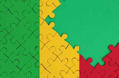 Mali bayrağı tamamlanmış bir jigsaw bulmaca ücretsiz yeşil kopya alanı sağ tarafında ile tasvir edilir.