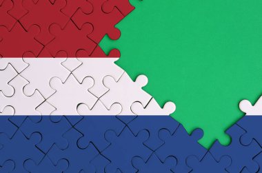 Hollanda bayrağı tamamlanmış bir jigsaw bulmaca ücretsiz yeşil kopya alanı sağ tarafında ile tasvir edilir.