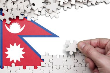Nepal bayrağı üzerinde insan el kıvrımlar bir bulmaca beyaz renk bir tablo üzerinde tasvir.