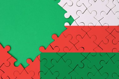Umman bayrağı tamamlanmış bir jigsaw bulmaca ücretsiz yeşil kopya alanı sol tarafında ile tasvir edilir.