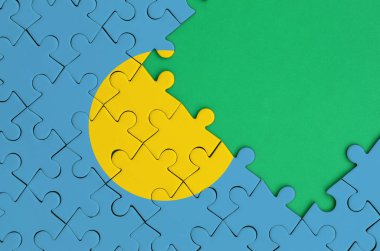 Palau Bayrağı tamamlanmış bir jigsaw bulmaca ücretsiz yeşil kopya alanı sağ tarafında ile tasvir edilir.